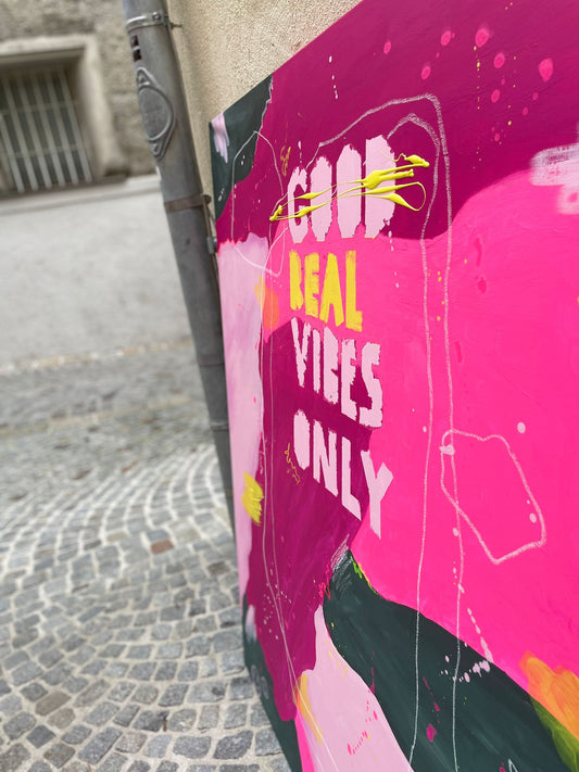 Real Vibes Only: Mixed Media Kunstwerk von Julia Wenderoth (114 x 145 cm)